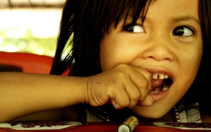 کودکی باتری کنترل تلویزیون را برای جلوگیری از تغییر کانال کارتن توسط پدرش بلعید!