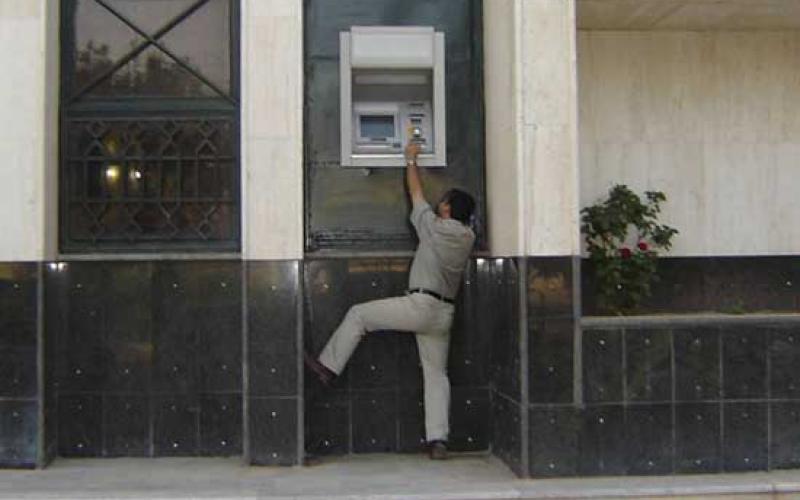 پلیس فتا هشدار داد: از نگهداری رمز عبور در کنار کارت عابر خودداری کنید 