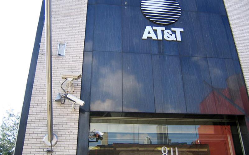 توهین کارکنان شرکت مخابراتی AT&T به همکار زن محجبه‎شان 