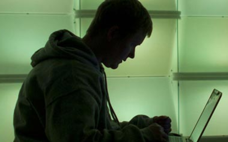 دانشجوی کینه توز عامل انتشار تصاویر خانوادگی استاد در اینترنت 