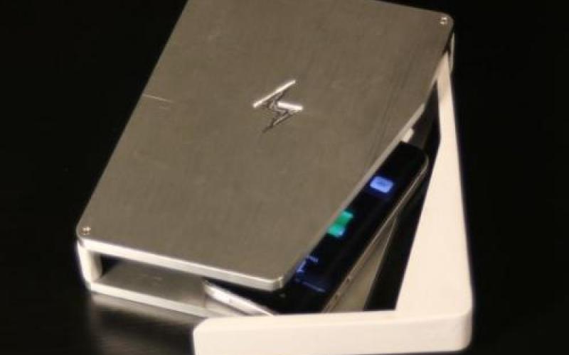 طراحی شارژر پاک کننده‏ی گوشی تلفن‏ همراه از آلودگی‏های خطرناک + تصویر