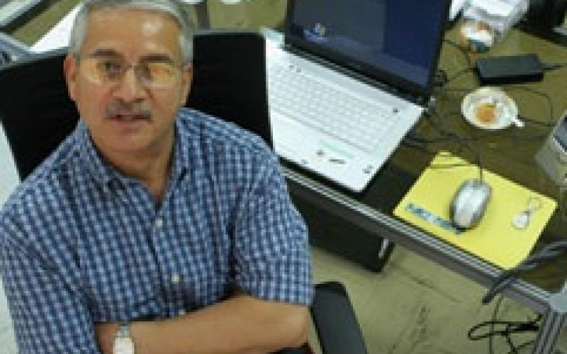 سفر پروفسور کمالی پور به ایران برای رونمایی از «مسافر دهکده جهانی»