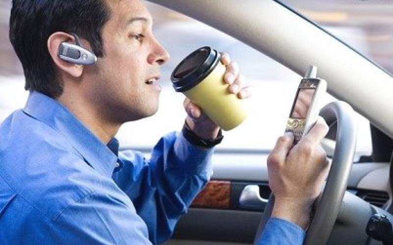صحبت با هندزفری و ارسال و خواندن پیامک حین رانندگی هم از فردا جریمه دارد!