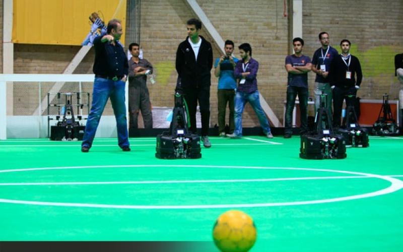 فردوسی پور حریف ربات‌ها نشد! +عکس