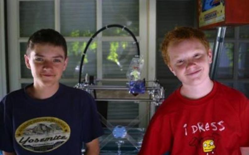 فراهم شدن امکان دانلود اشیاء فیزیکی + عکس دو کودک خلاق