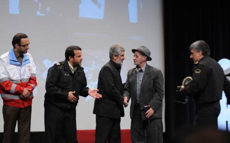 تقدیر از ریزعلی خواجوی در جشنواره شهروند برگزیده+ عکس