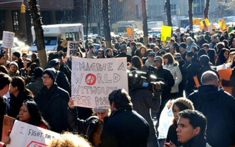 تجمع کاربران وب در اعتراض به لوایح PIPA و SOPA در کنگره‌ی آمریکا