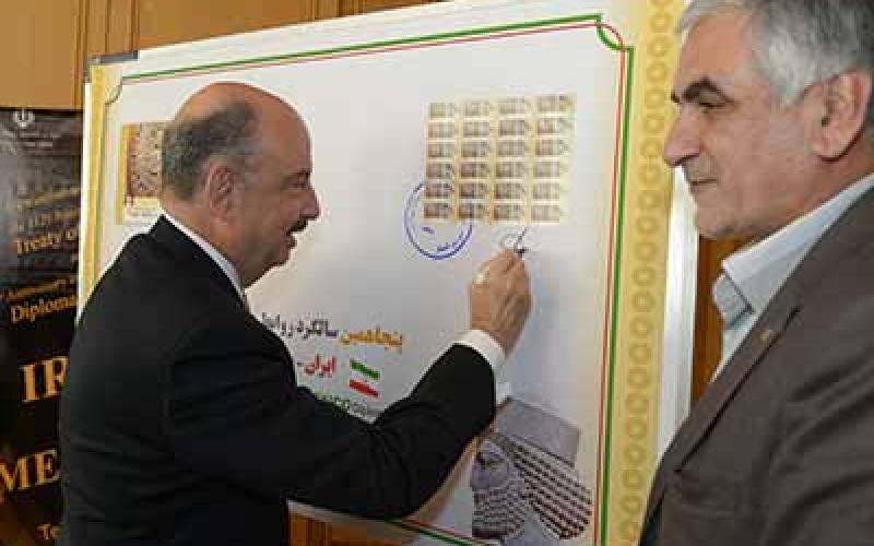 رونمایی از تمبر یادبود مشترک روابط دو جانبه ایران و مکزیک 