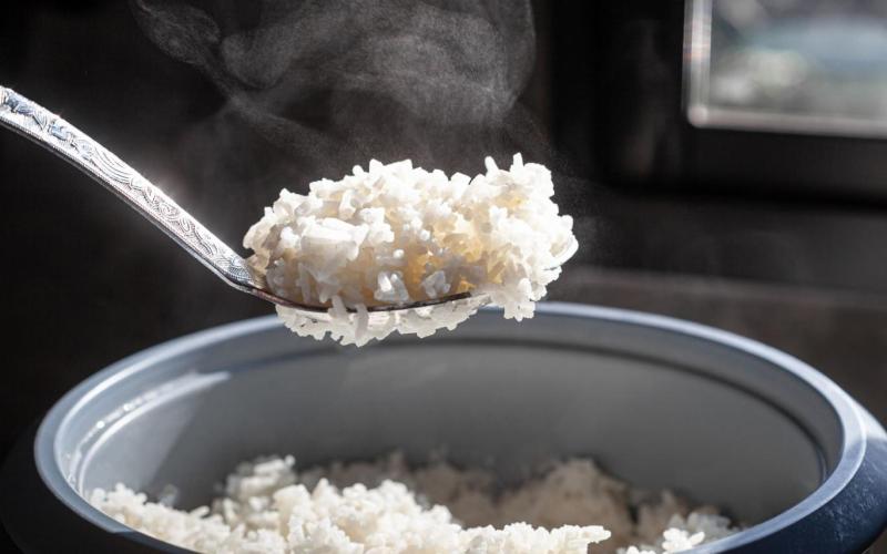 چند بار می‌توان برنج پخته شده را دوباره گرم کرد؟