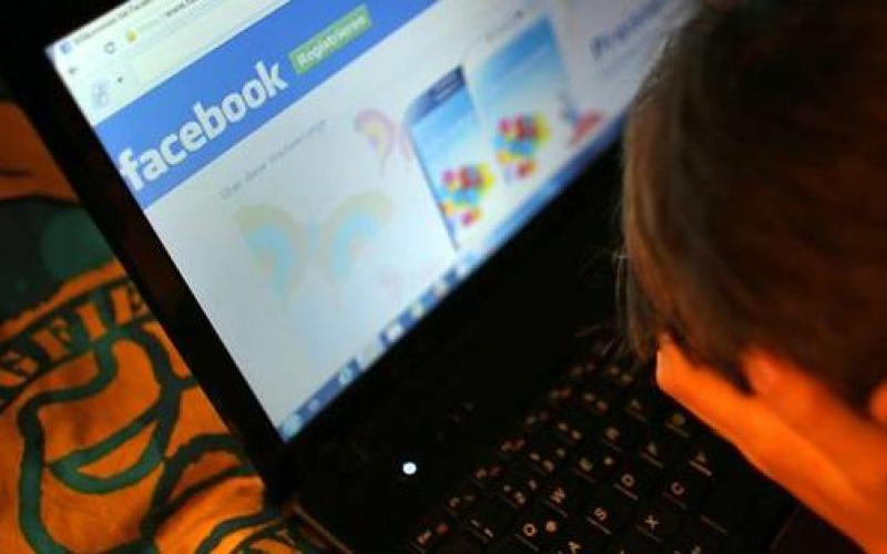 شکایت دختر نوجوان از والدینش برای انتشار عکس‌هایش در کودکی