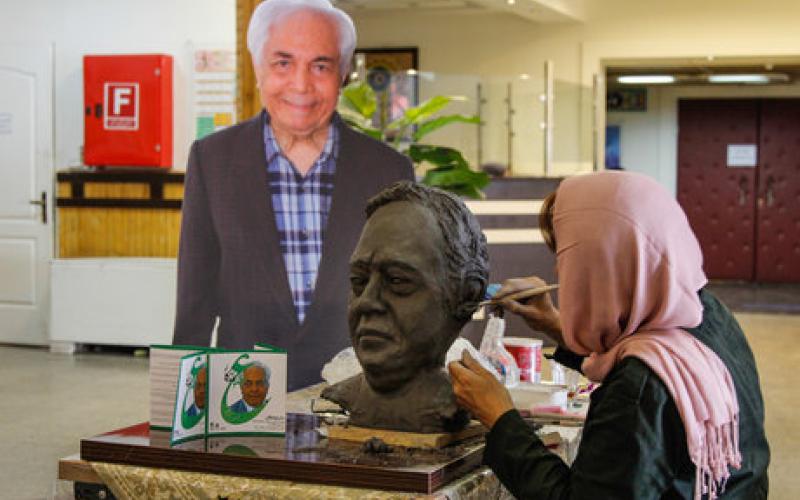 رونمایی از تندیس جدید پدر علم ارتباطات