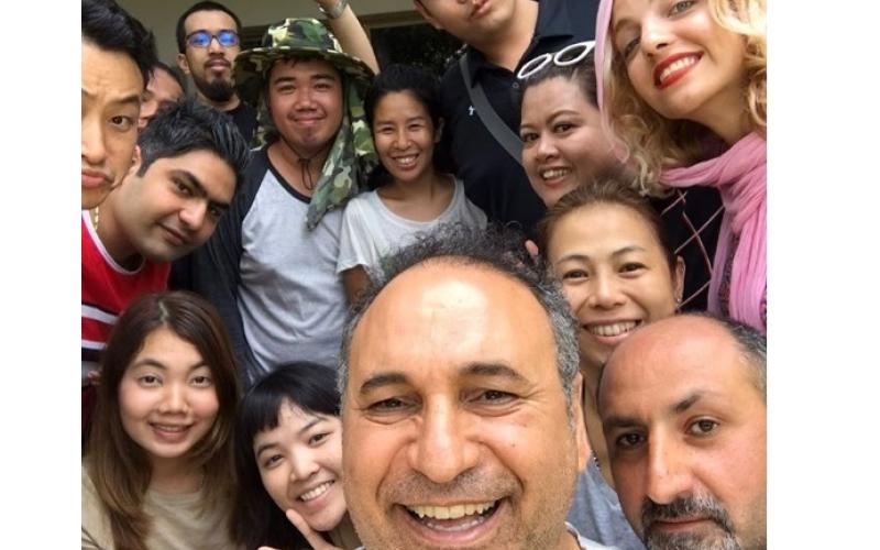 سلفی حمید فرخ‌نژاد با گروه فیلمبرداری تایلندی! (+عکس)