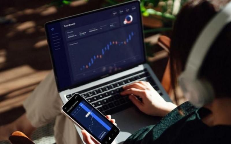 کلاهبرداری مردی که با گوش‌کردن به مکالمات کاری همسرش پولدار شد!