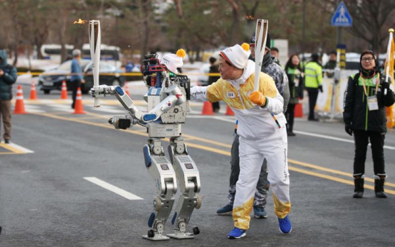 حضور ربات‌ها در مراسم حمل مشعل المپیک زمستانی