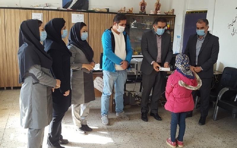 اهدا 8 دستگاه گوشی هوشمند به دانش اموزان تاکستانی توسط خیرین