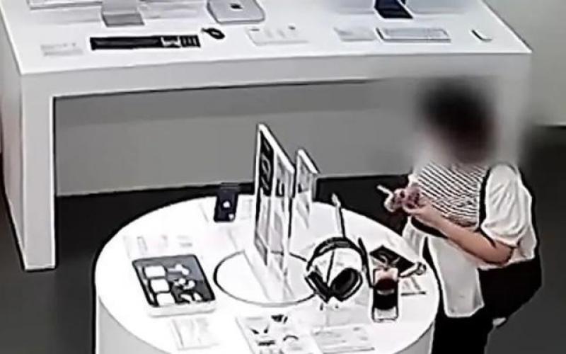 ترفند عجیب این زن برای سرقت آیفون؛ از دندان‌هایش استفاده کرد!