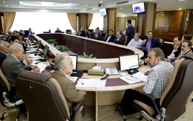 واعظی: نگاه خود به پروژه‌های اقتصاد مقاومتی را عملیاتی کنید 