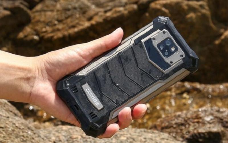 تولید گوشی جان سخت با باتری ۱۰ هزار میلی آمپری