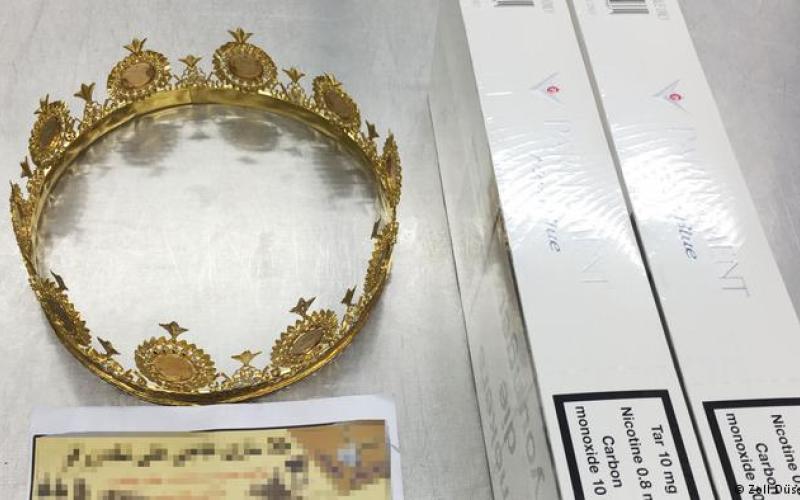 کشف تاج طلا در کوله‌پشتی مسافری از ایران