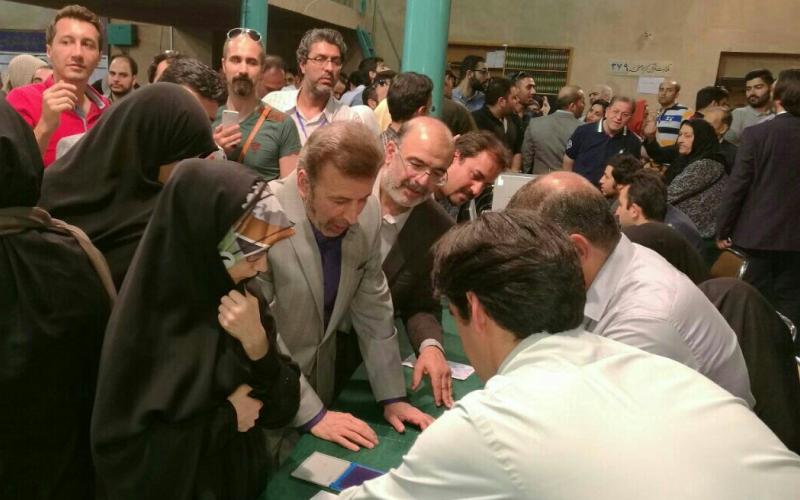 وزیر ارتباطات در حسینیه جماران رای خود را به صندوق انداخت