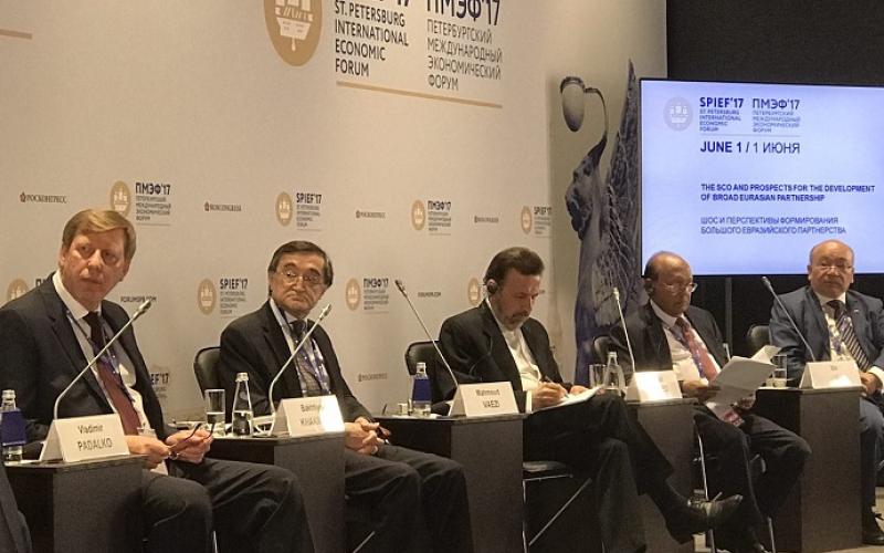 حضور دکتر واعظی در نشست بین المللی اقتصادی سن پترزبورگ