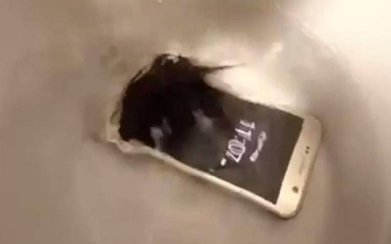 فیلم/ گوشی که در آزمایش ضد آب بودن شکست خورد