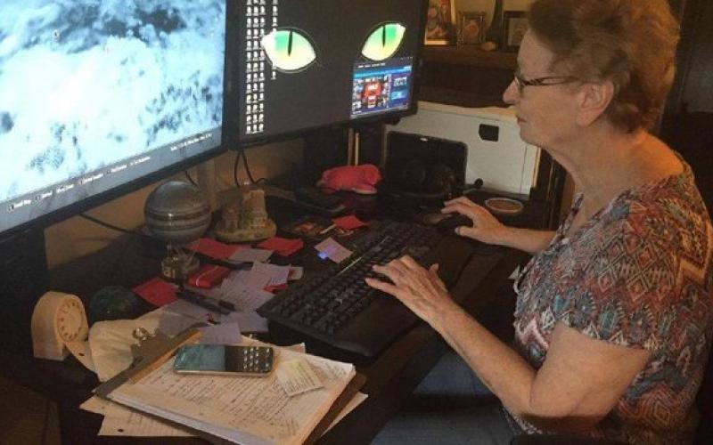 کسب درآمد مادربزرگ روس از بازهای آنلاین!