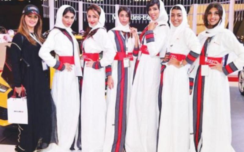 حضور جنجالی مدل‌های محجبه در نمایشگاه خودروهای لوکس! (+تصاویر)