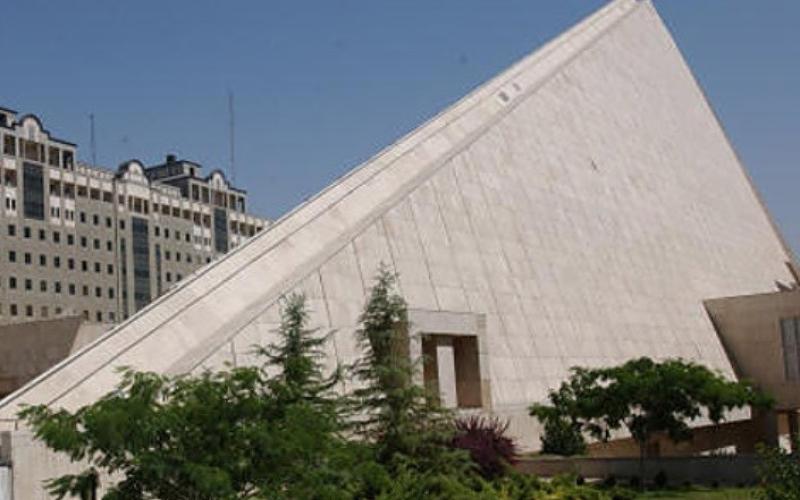 تجمع تعدادی از کارکنان شرکتی مخابرات در مقابل مجلس