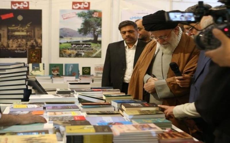 مقام معظم رهبری: وزرای ارشاد و صنعت باید مساله‌ی کاغذ را حل کنند 
