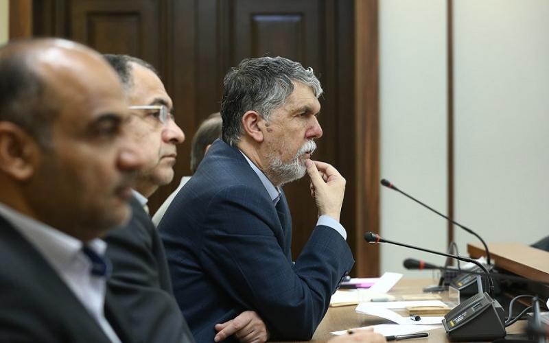 منافع و مضرات رسانه‌داری دولت مطرح شود/ باید به نظام و دولت نشان دهیم که رسانه‌های تاثیرگذاری غیر از صداوسیما هم وجود دارند