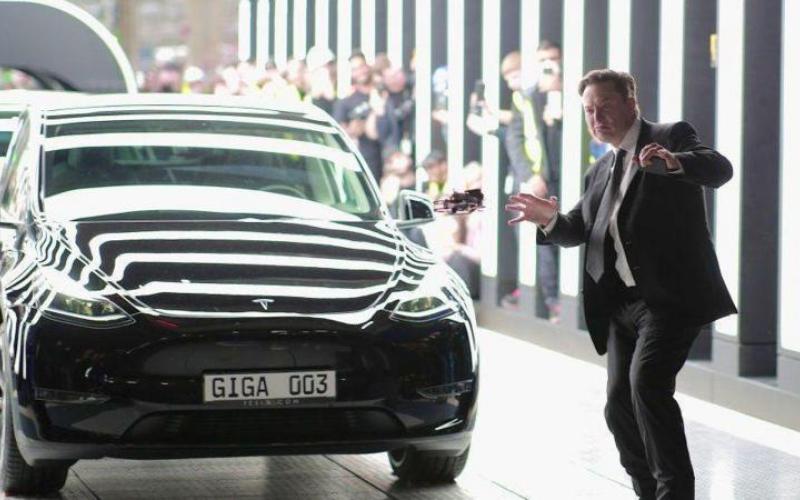 سفر ایلان ماسک به چین برای مذاکره پیرامون فعال کردن سیستم کاملا خودران تسلا