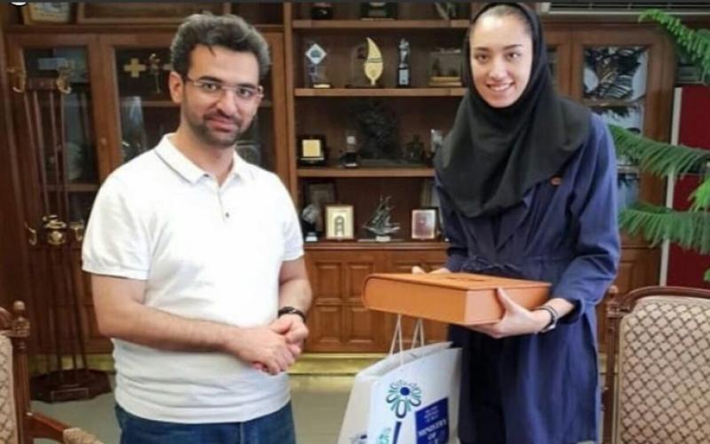 فیلم/ وزیر جوان در واکنش به انتشار عکسش با کیمیا علیزاده: روزهای تعطیل با همین تیپ بین مردم می‌روم