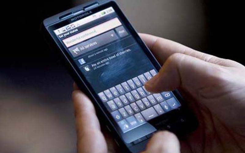 چک کردن گوشی همسر، جرم است؟