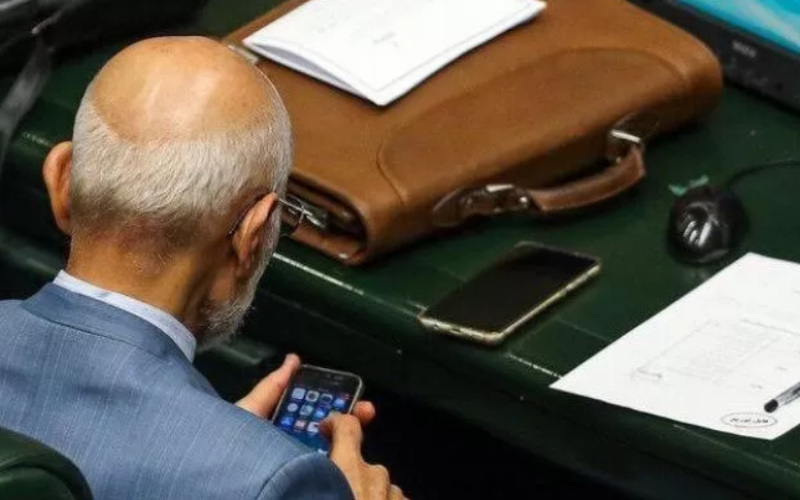 انتقاد کاربران به استفاده میرسلیم از گوشی آیفون