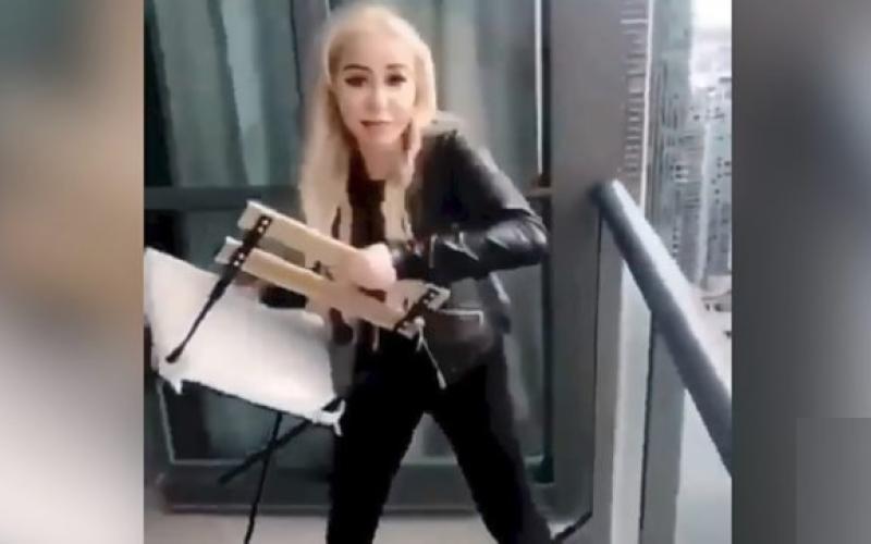 شهرت دردسرساز؛ ویدئوی پربازدید زنی که برای "خنده" صندلی را از بالای برج به خیابان انداخت/ پلیس تورنتو در تعقیب مظنون