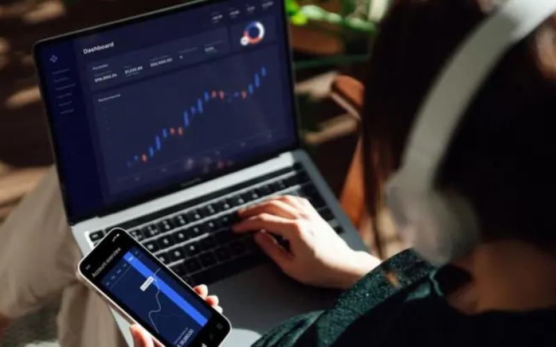 مردی که با گوش‌کردن به مکالمات کاری همسرش پولدار شده بود به کلاهبرداری متهم شد