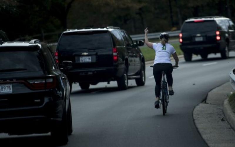 انتشار گسترده‌ی عکس زنی که به ترامپ اعتراض غیراخلاقی کرد