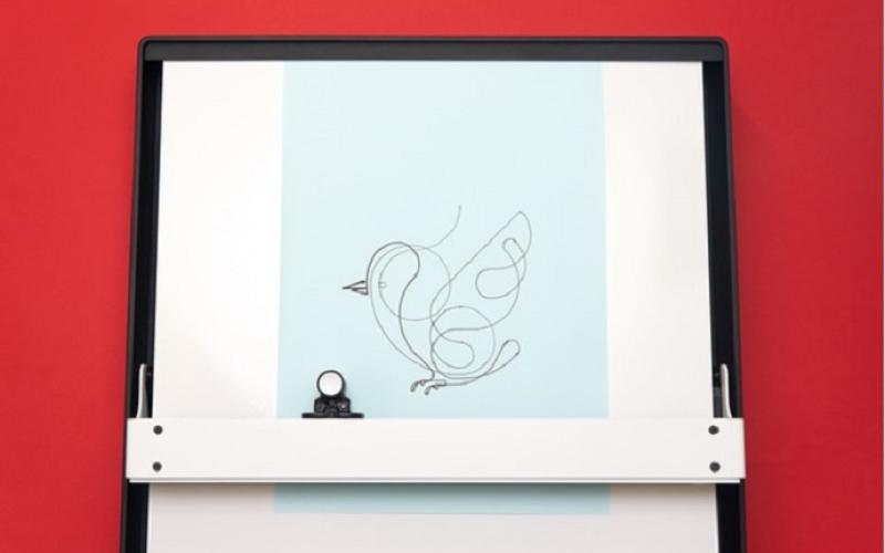 تخته وایت برد روباتیک اتوماتیک پیام می‌نویسد