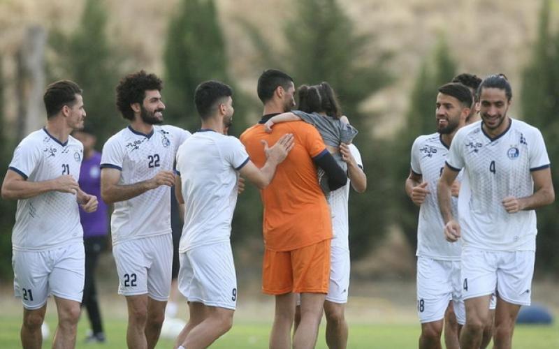 استقلالی‌ها با رانندگی یک خانم به قائمشهر رفتند(+عکس)