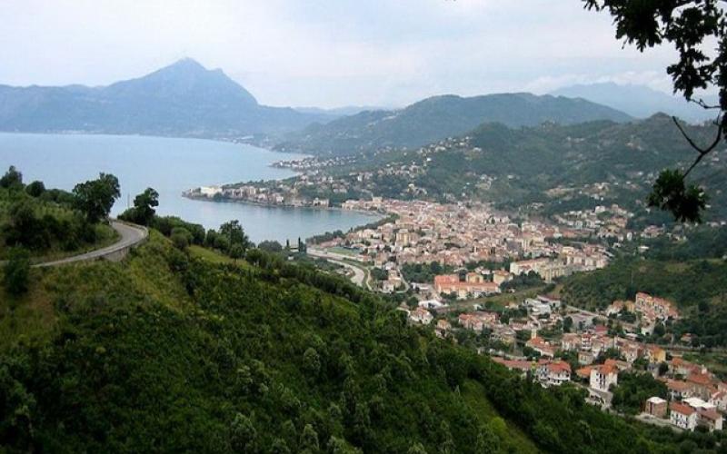 جنجال مجسمه زن خوشه‌‌چین با لباس بدن‌نما در ایتالیا