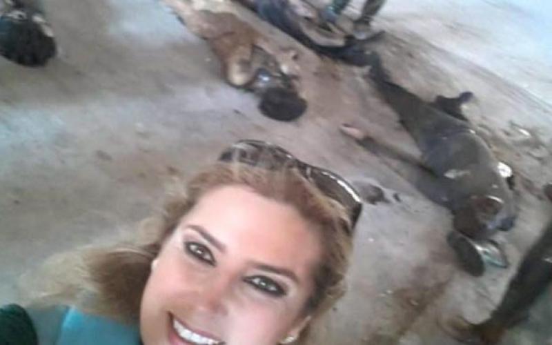 سلفی خانم خبرنگار با اجساد داعشی ها