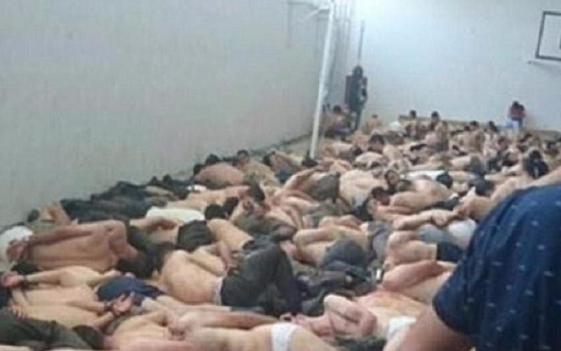 تصاویر تأمل برانگیز از کودتاچیان بازداشتی نیمه عریان!