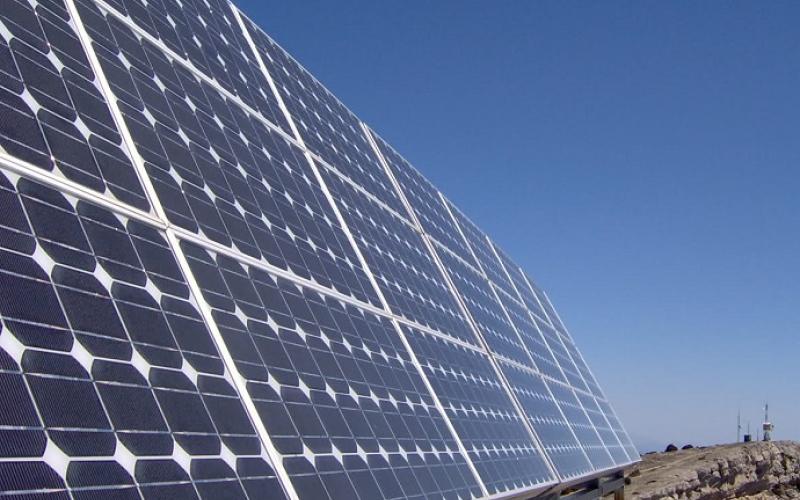 تامین برق منازل با باتری‌های خورشیدی