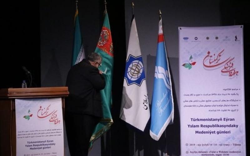 بوسه‌ی جنجالی مسوول ایرانی بر پرچم کشور ترکمنستان!