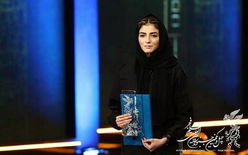 پوششی متفاوت از خانمی که سیمرغ گرفت