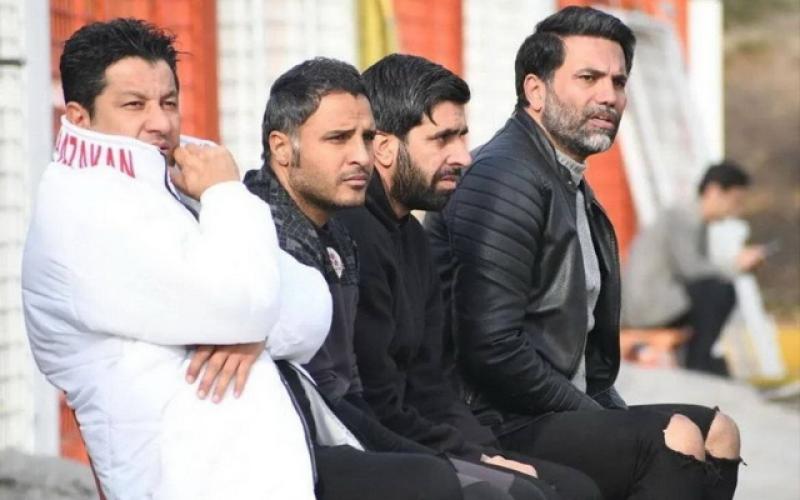 استایل عجیب نیکبخت واحدی روی نیمکت مربیگری با شلوار پاره