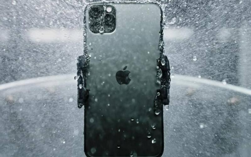 توصیه اپل به کسانی که گوشی شان خیس می‌شود 