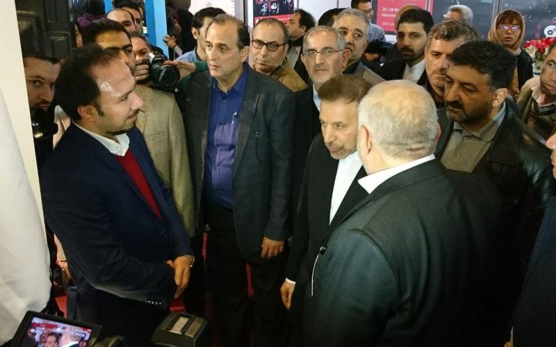 بازدید دکتر واعظی از غرفه پارسیان همراه لوتوس در الکامپ ۲۰۱۶ 