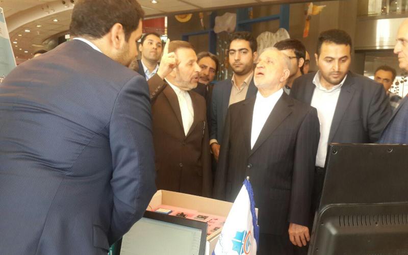 بازدید وزیر ارتباطات از غرفه‌ی دانشکده‌ی پست و مخابرات